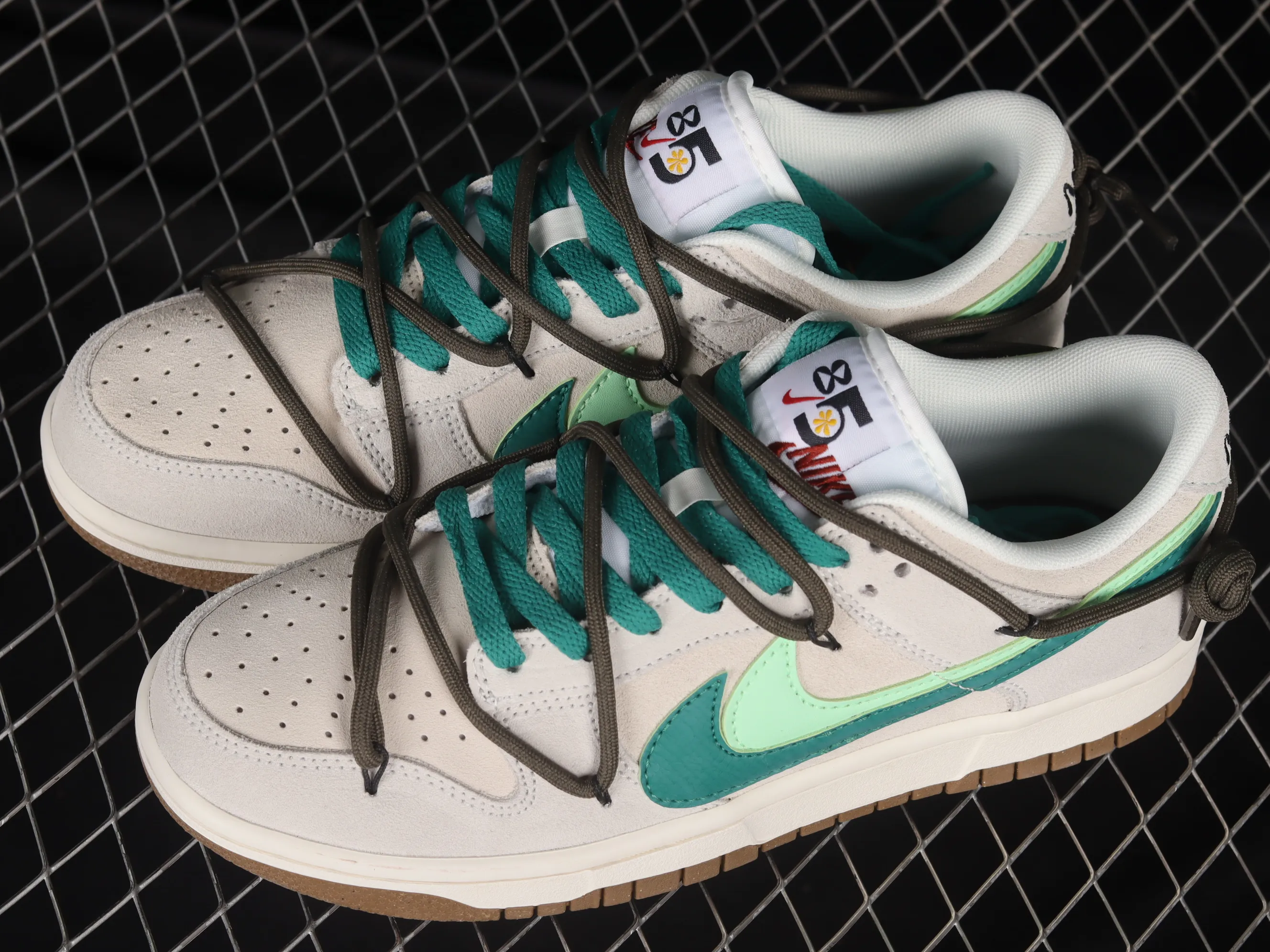 All categories Nk SB Dunk Series Nk SB Dunk Low low-top sneakers Nk SB Dunk Low "85" light green double hook strap deconstruction SB low-top sports and leisure sneakers DO9457-100